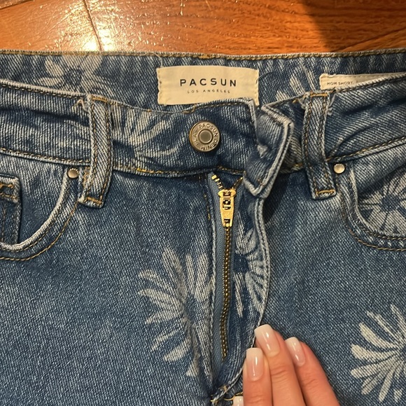 FLORAL JEAN SHORTS. - Picture 2 of 3